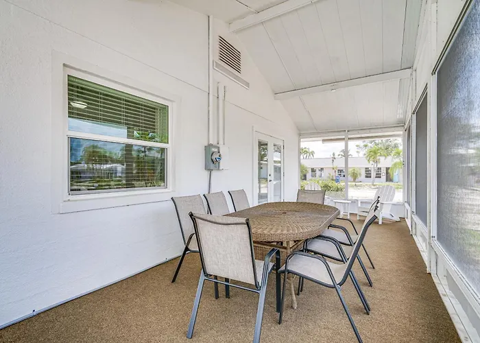 1 Block To Shore: Fort Myers Beach Retreat